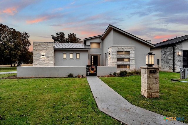 view of front of house featuring a lawn