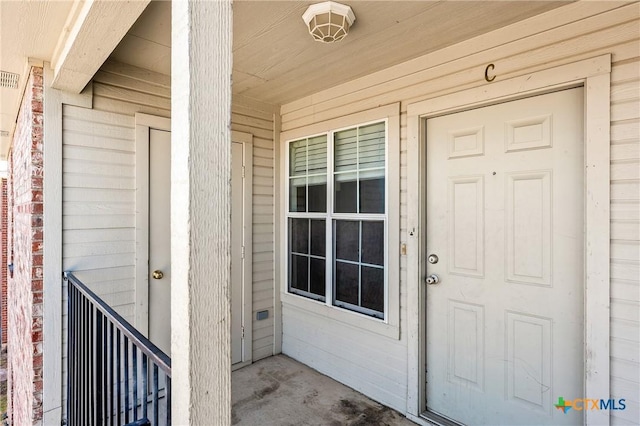 doorway to property with covered porch