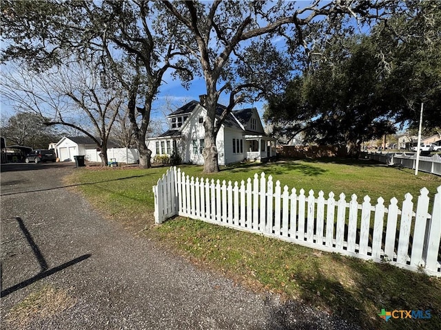 view of front of home featuring a front yard