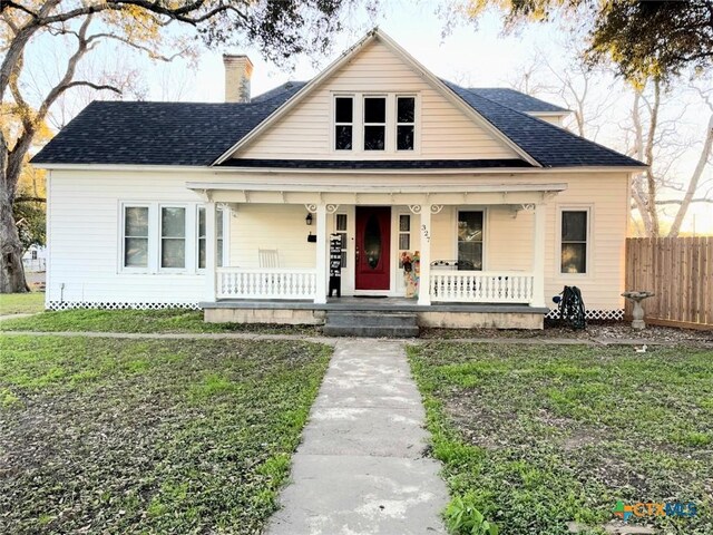 view of front of house with a front lawn