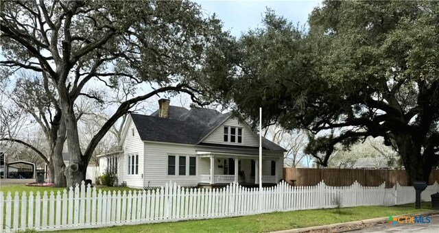 view of front of property featuring a front yard and a porch