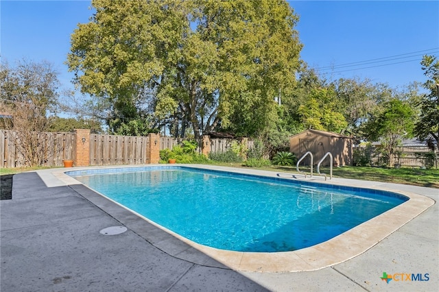 view of swimming pool