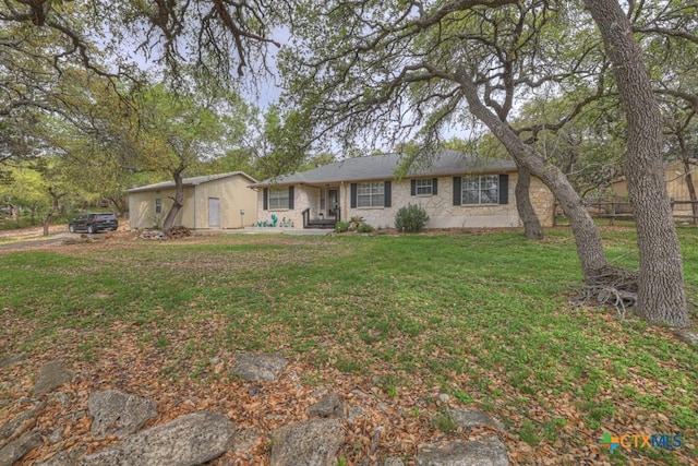 single story home featuring a front yard