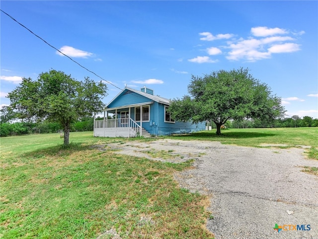 view of front of property featuring a front lawn