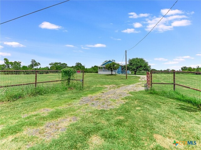 view of yard featuring a rural view