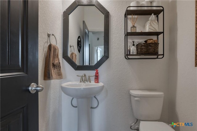 1531 Esser Xing, Canyon Lake, TX 78132 - bathroom featuring toilet and a textured wall