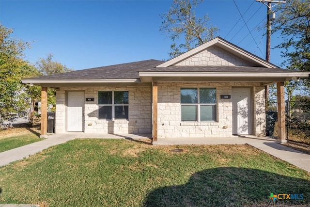 view of front facade with a front yard