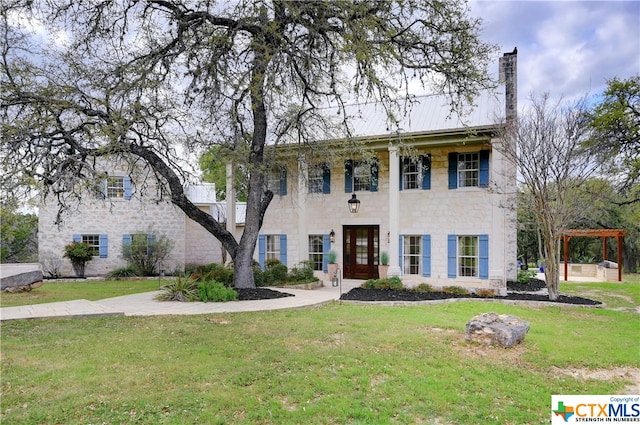 view of front of house with a front lawn