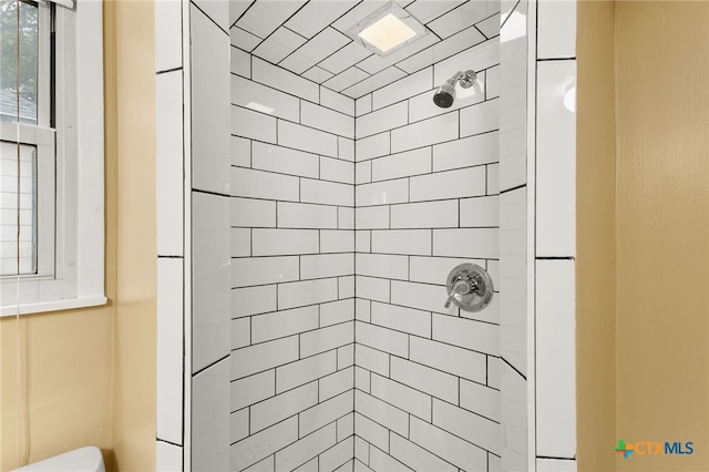 bathroom featuring a tile shower