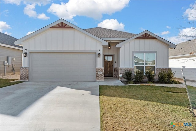 view of front of house featuring a garage and a front yard