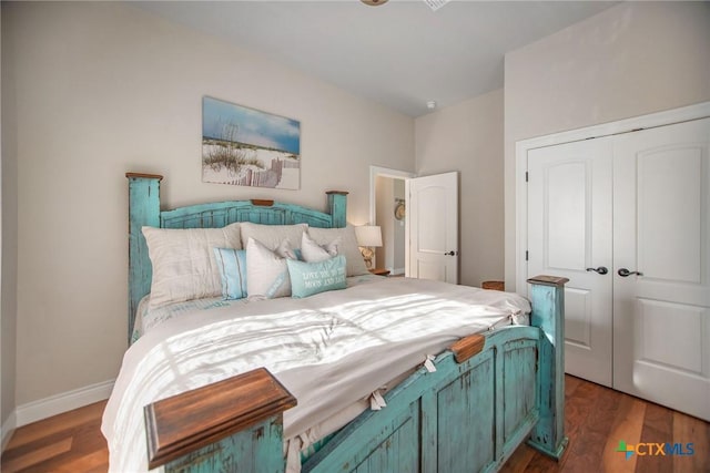 261 E Burgundy Bay Prt, Oconnor, TX 77982 - bedroom featuring wood finished floors, a closet, and baseboards