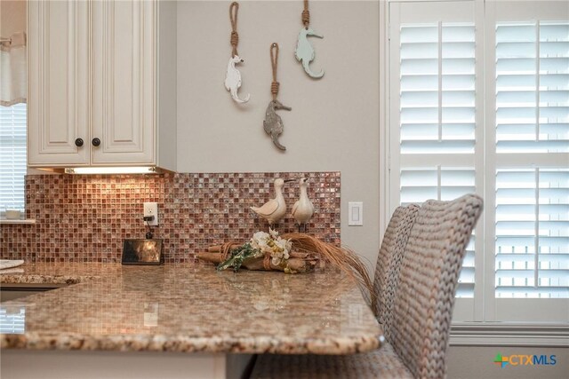 261 E Burgundy Bay Prt, Oconnor, TX 77982 - room details featuring backsplash