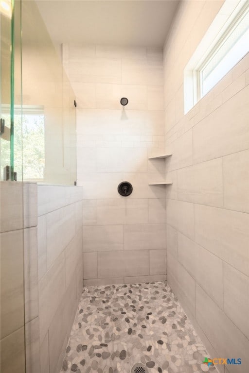 bathroom featuring a tile shower