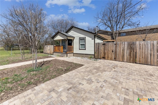 313 E Texas Ave, Killeen, TX 76541 - kitchen with stainless steel appliances, white cabinetry, vaulted ceiling, a sink, and decorative backsplash