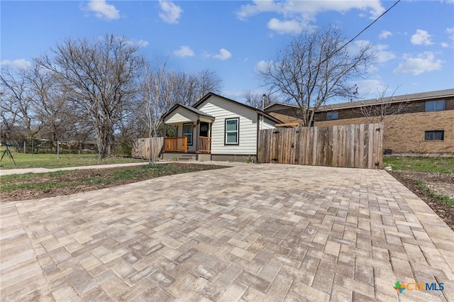 313 E Texas Ave, Killeen, TX 76541 - view of front facade with decorative driveway, a porch, and a gate
