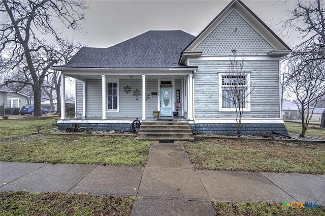 view of front of home featuring a porch and a front lawn