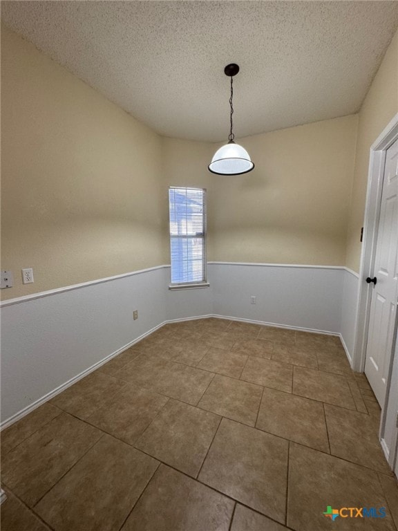 5105 Parkwood Dr, Killeen, TX 76542 - tiled empty room with a textured ceiling and baseboards