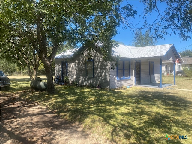 view of front facade with a front lawn