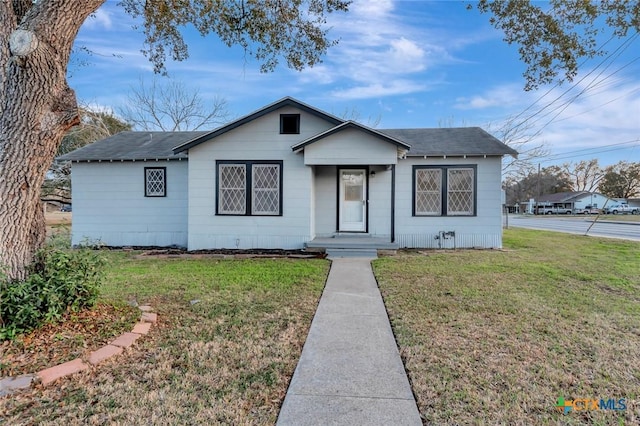 view of front of home featuring a front yard