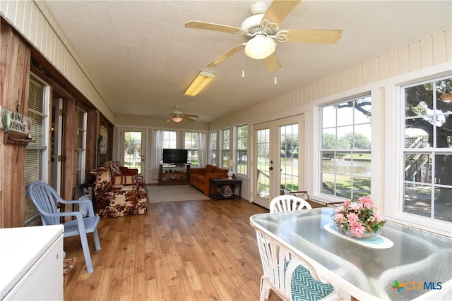 sunroom with ceiling fan