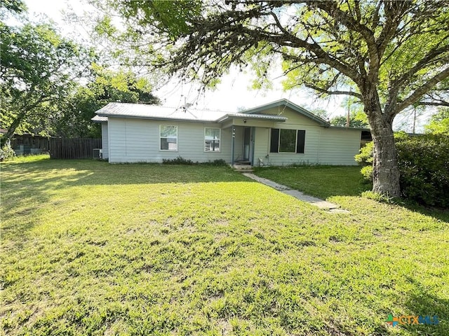 348 N Burke St, Goliad, TX 77963 - view of front facade featuring fence and a front lawn