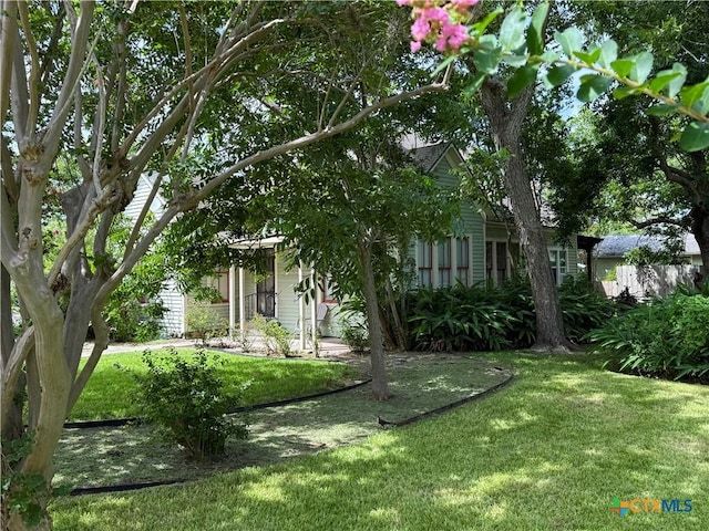202 S Virginia St, Port Lavaca, TX 77979 - view of front of home with a front yard