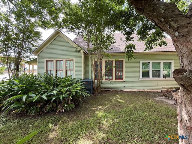 202 S Virginia St, Port Lavaca, TX 77979 - view of front facade featuring roof with shingles