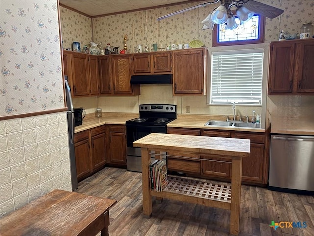 202 S Virginia St, Port Lavaca, TX 77979 - kitchen with appliances with stainless steel finishes, wallpapered walls, under cabinet range hood, a ceiling fan, and light countertops