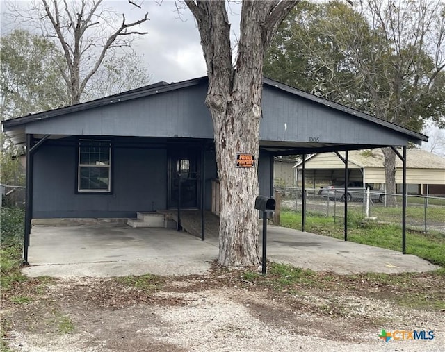 view of front facade featuring a carport