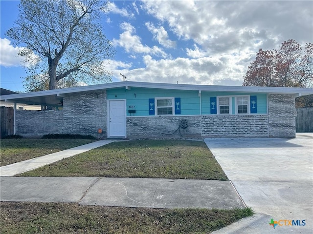 ranch-style home with a front lawn