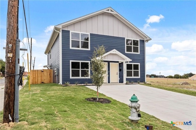 view of front of home featuring a front lawn