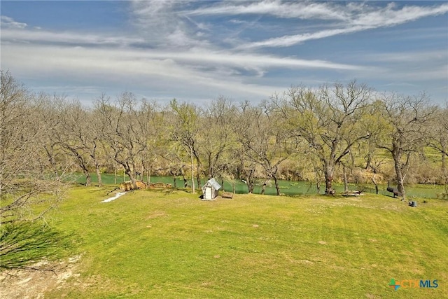 view of yard with an outdoor structure