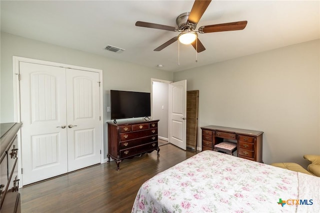 bedroom featuring visible vents, a ceiling fan, dark wood finished floors, and a closet