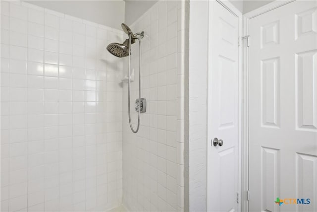 bathroom featuring a tile shower