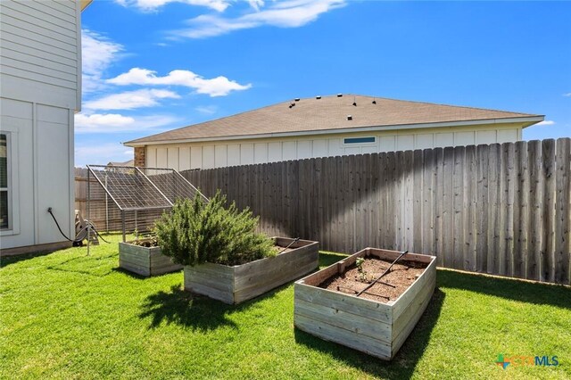 view of yard featuring a vegetable garden