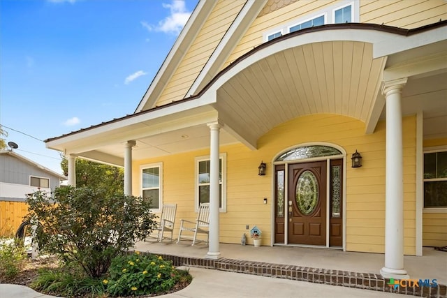 entrance to property featuring covered porch