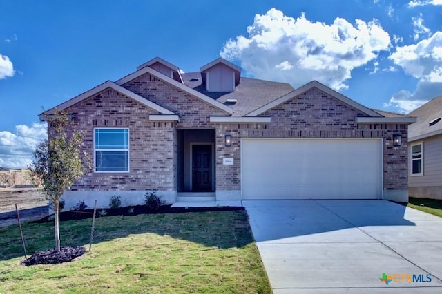 view of front of home featuring a front yard and a garage