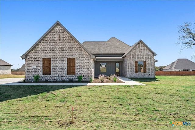 view of front of house featuring a front lawn