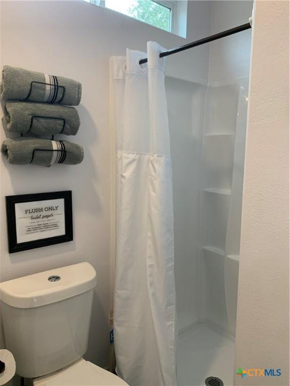 1131 Glenn Dr, Canyon Lake, TX 78133 - full bathroom featuring a shower with curtain and toilet