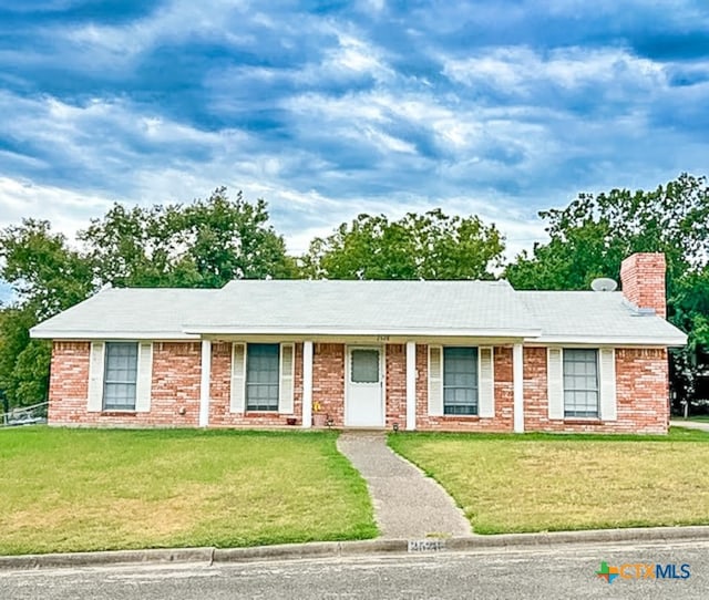 single story home featuring a front lawn