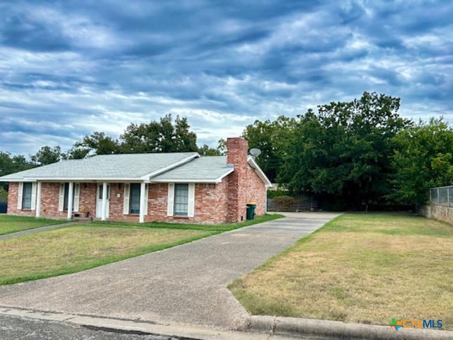 view of front of property featuring a front yard