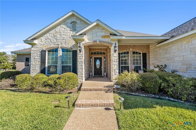 view of front of home featuring a front yard