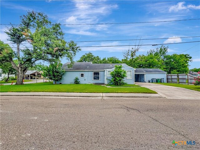 1805 E N St, Victoria, TX 77901 - ranch-style house featuring concrete driveway