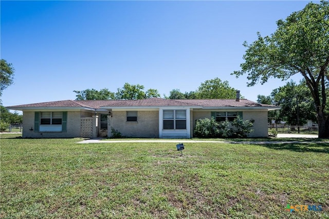 single story home with a front lawn