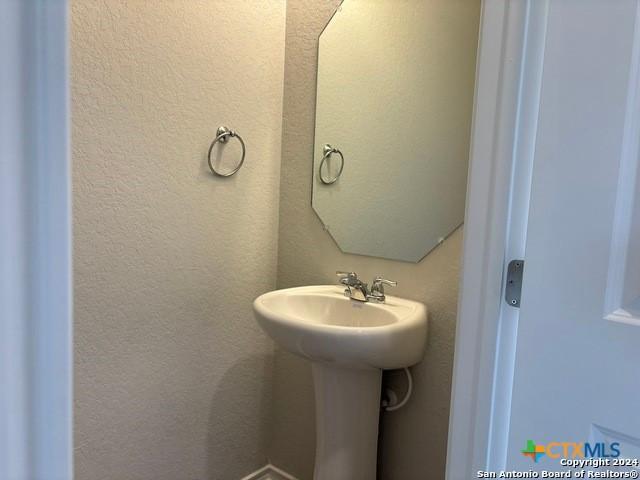 2537 Windle Ln, Seguin, TX 78155 - bathroom with a textured wall and a sink