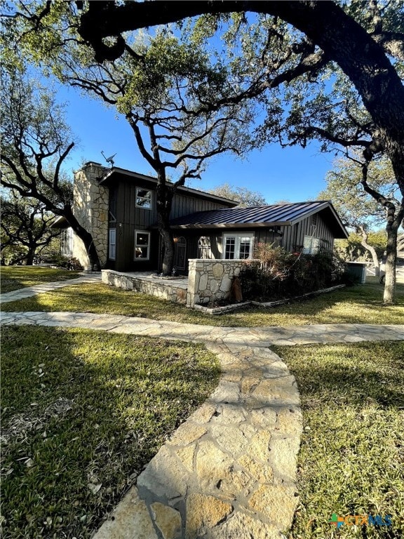 view of front of home with a front lawn