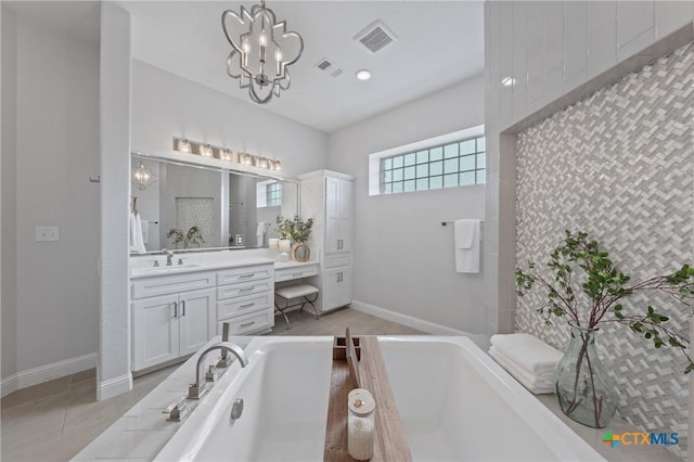 full bath with visible vents, baseboards, a chandelier, and a washtub