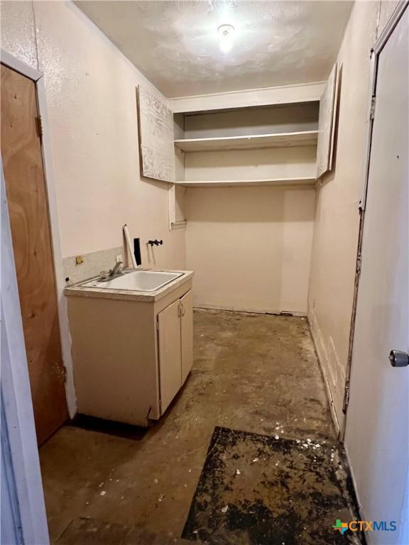 1504 E Central Ave, Temple, TX 76501 - laundry room featuring a sink and laundry area