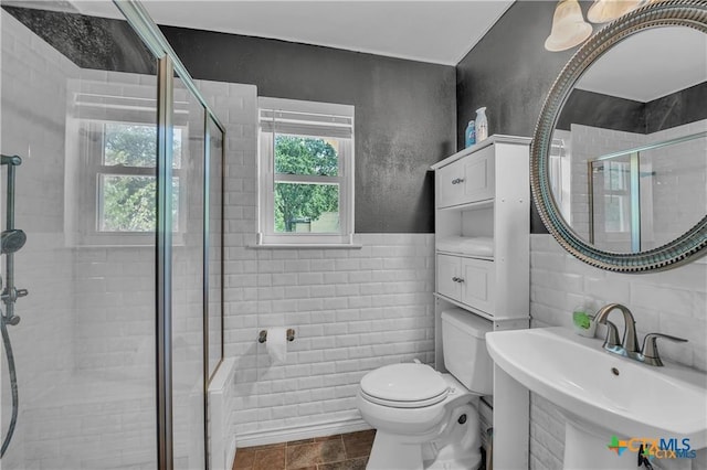 404 Oak St, Copperas Cove, TX 76522 - bathroom featuring tile walls, toilet, a sink, and tiled shower / bath