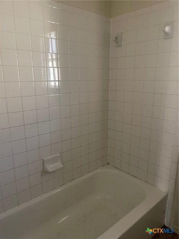 bathroom with tiled shower / bath combo